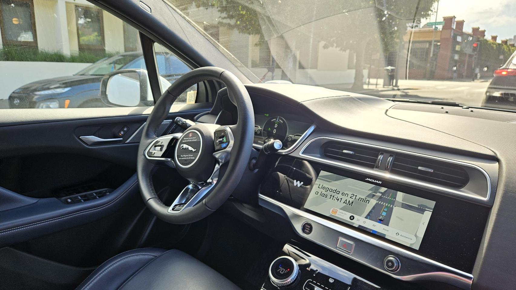 Interior de un taxi autónomo mientras circula.