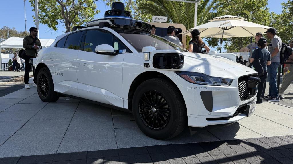 Coche de Waymo con sensores y cámaras en el exterior