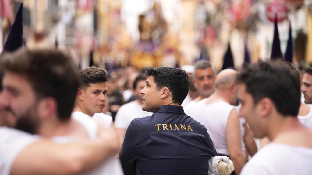 El periodista José Antonio Rodríguez, de espaldas y con una camisa azul, como costalero de la hermandad de la Esperanza de Triana.