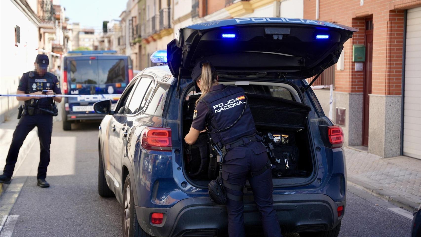 Miembros de la Policía Nacional acordonan la zona en el domicilio de Palmete el pasado día 1 de octubre.