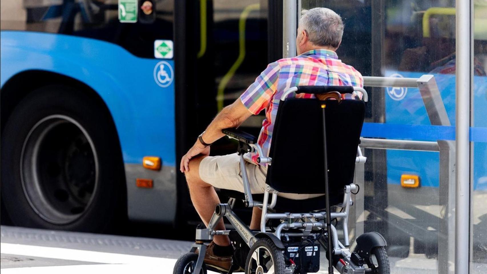 Una persona en silla de ruedas. Eduardo Parra / EP