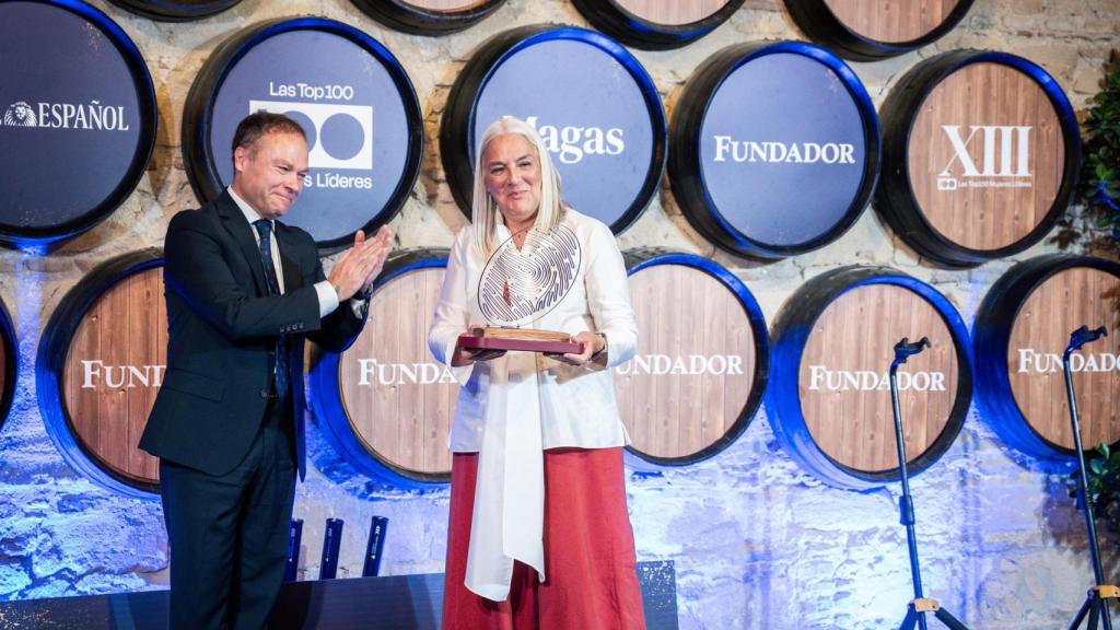Ángel Piña hace entrega del Premio Magas por Fundador a Creadora de 'Las Top 100' a Mercedes Wullich.