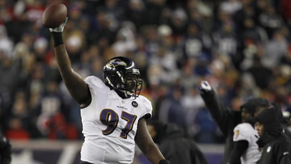 Arthur Jones, con los Baltimore Ravens en un partido de la NFL
