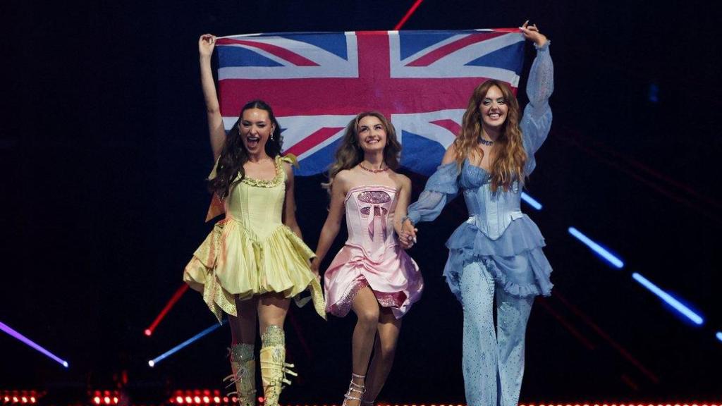 Remember Monday, representantes del Reino Unido en Eurovisión 2025, durante la Flag Parade en Basilea.