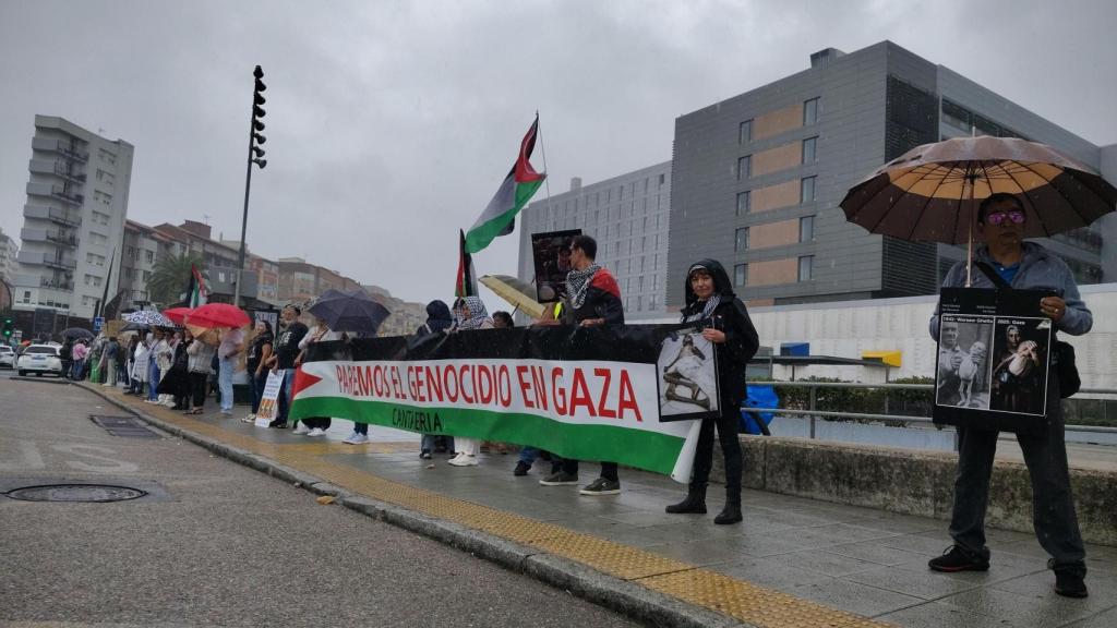 Centenares de personas abrazan Valdecilla por Gaza