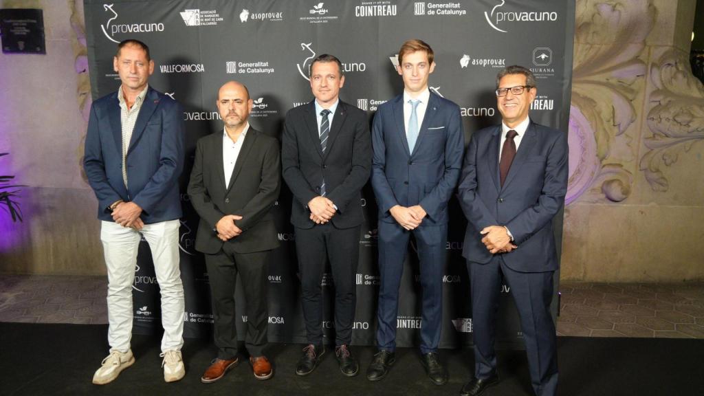 De izquierda a derecha, el El presidente de la Asociación de Ganaderos de Boví de Cam d’Alcarrás, Carlos Ribot, el presidente de Asoprovac, Ricard Gòdia, el conseller de Agricultura, Ganadería y Pesca de la Generalitat, Óscar Ordeig, el presidente de Asoprovac, Oriol Canal, y el director de Provacuno, Javier López.