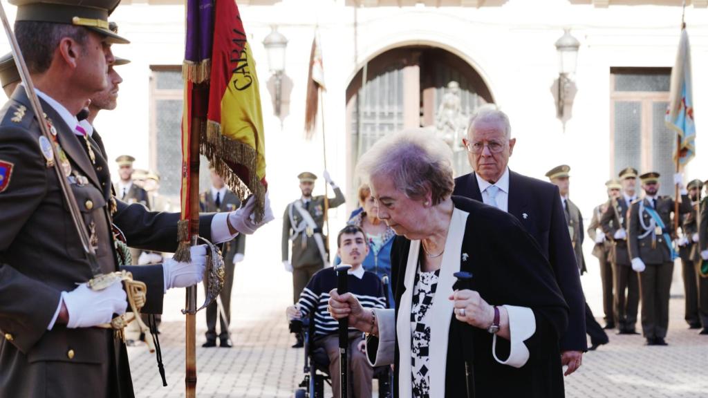 Valladolid abraza su historia en una jura de bandera civil en la Academia de Caballería