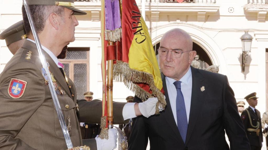 El alcalde, Jesús Julio Carnero, jura la bandera