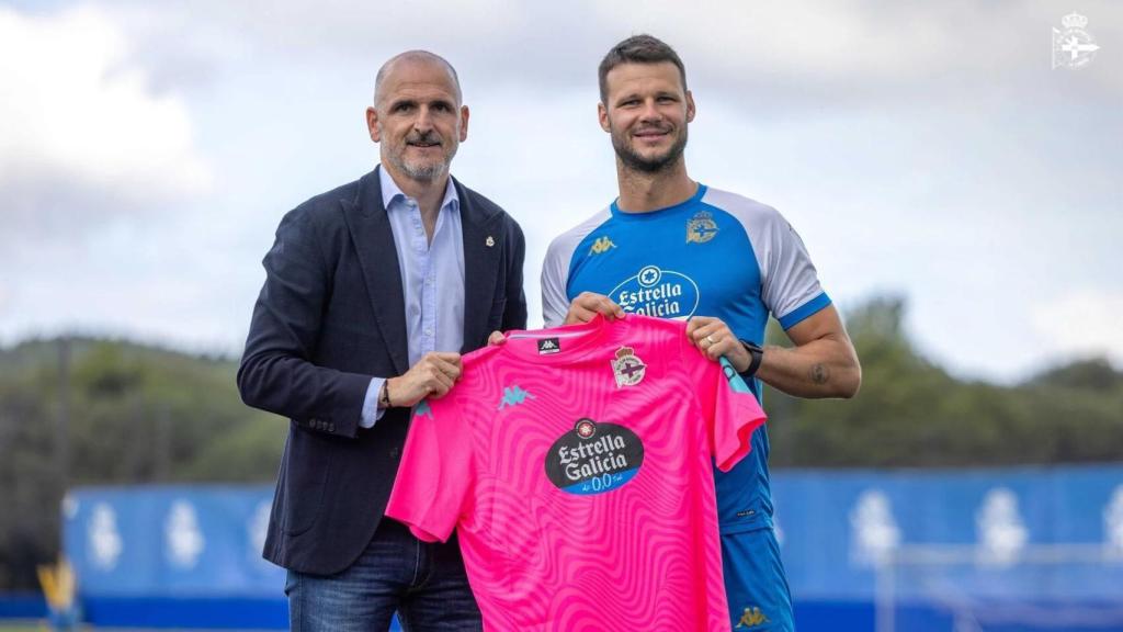 Bachmann en su presentación junto al director deportivo, Fernando Soriano.