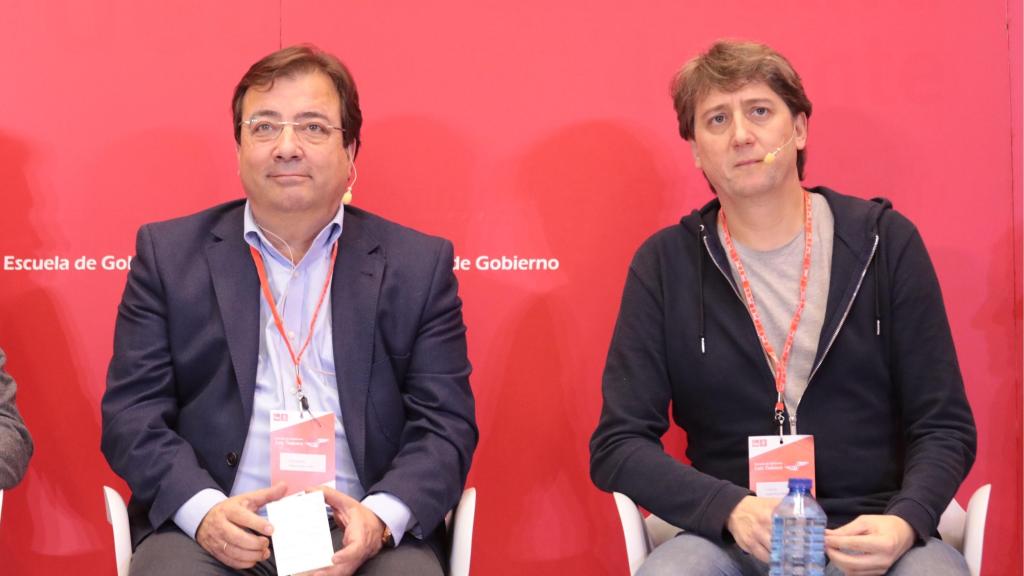 Guillermo Fernández Vara y Carlos Martínez, en una imagen retrospectiva de 2018, durante una masterclass sobre ‘Buenas prácticas de Gobierno’ celebrada por el PSOE en Salamanca