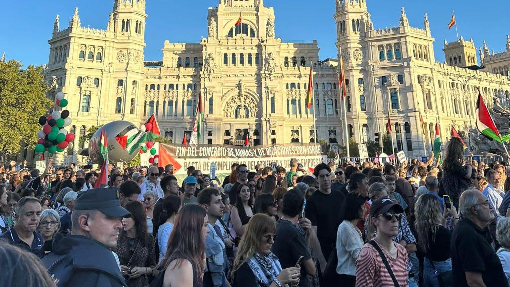 Manifestantes llegan a la Plaza de Cibeles.