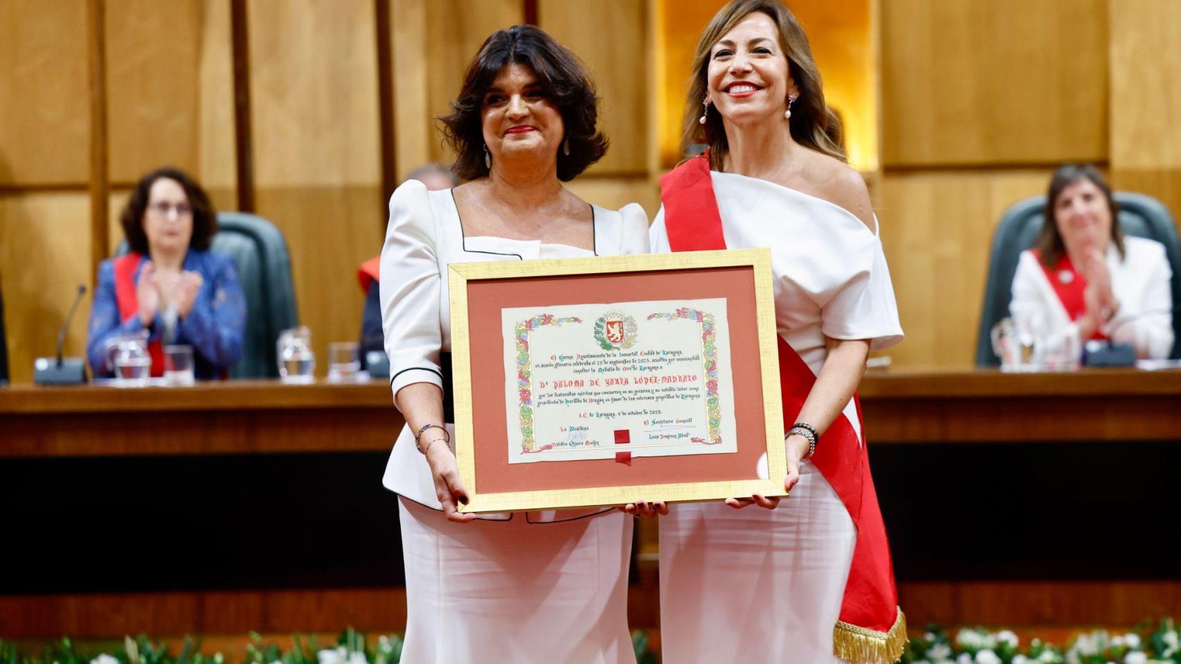 La alcaldesa de Zaragoza junto a Paloma de Yarza, Medalla de Oro 2025.