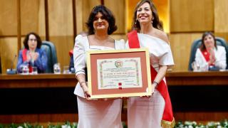 La alcaldesa de Zaragoza junto a Paloma de Yarza, Medalla de Oro 2025.