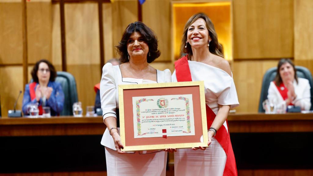 La alcaldesa de Zaragoza junto a Paloma de Yarza, Medalla de Oro 2025.
