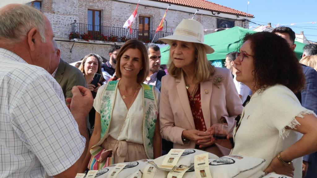 La infanta Elena, junto a la vicepresidenta de la Diputación, Magdalena Rodríguez, y la alcaldesa, Margarita Meroño