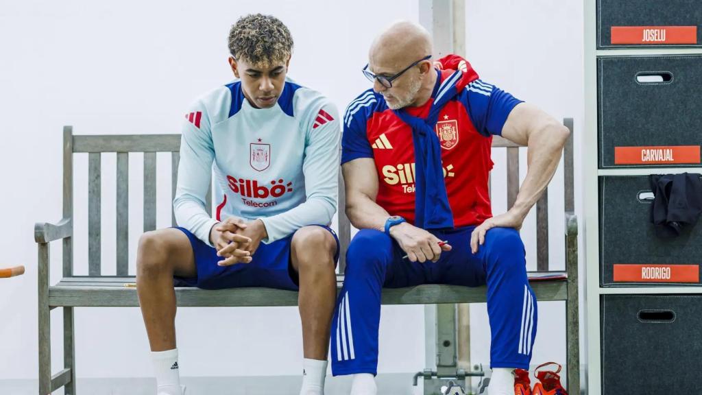 Luis de la Fuente habla con Lamine Yamal en un entrenamiento de la Selección.