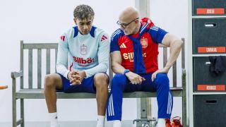 Luis de la Fuente habla con Lamine Yamal en un entrenamiento de la Selección.