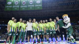 El equipo, con su compañero lesionado.