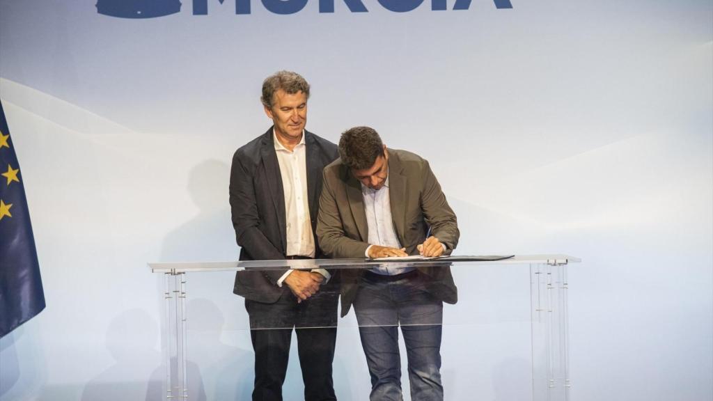 Alberto Núñez Feijóo y Carlos Mazón. Víctor Fernández / EP