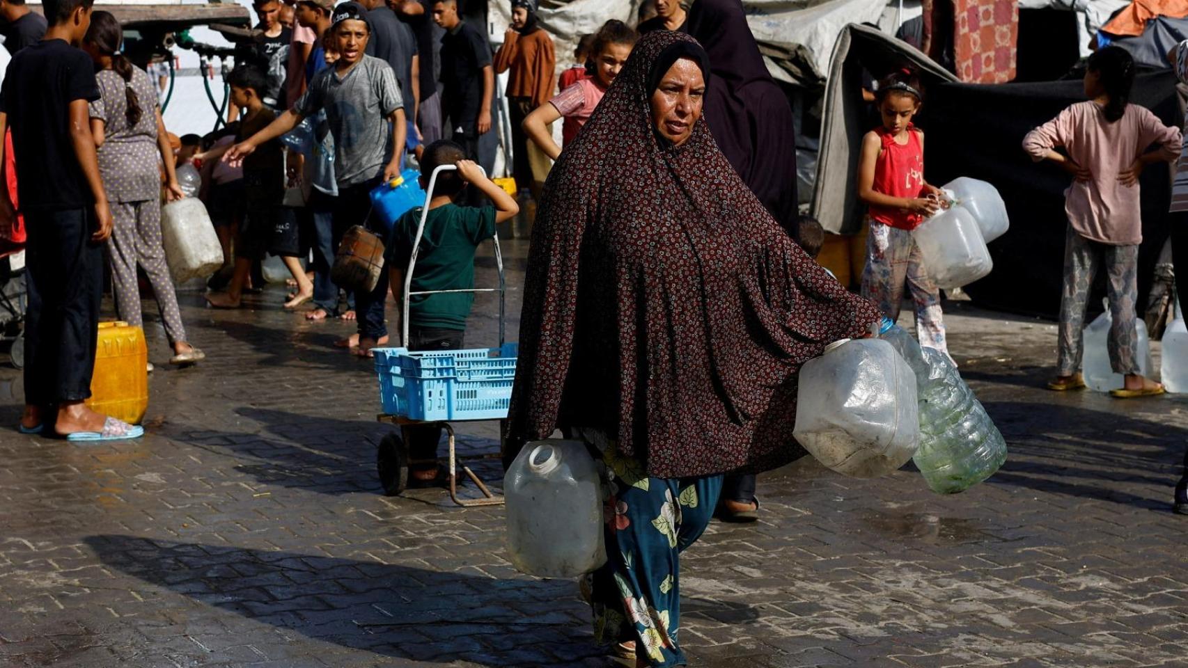 Gazatíes van a buscar agua tras el anuncio del plan de paz