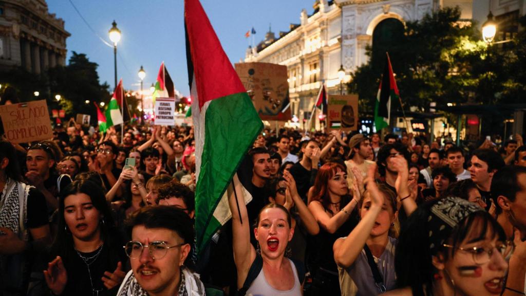 Un grupo de manifestantes recorren las calles del centro de Madrid, este sábado.