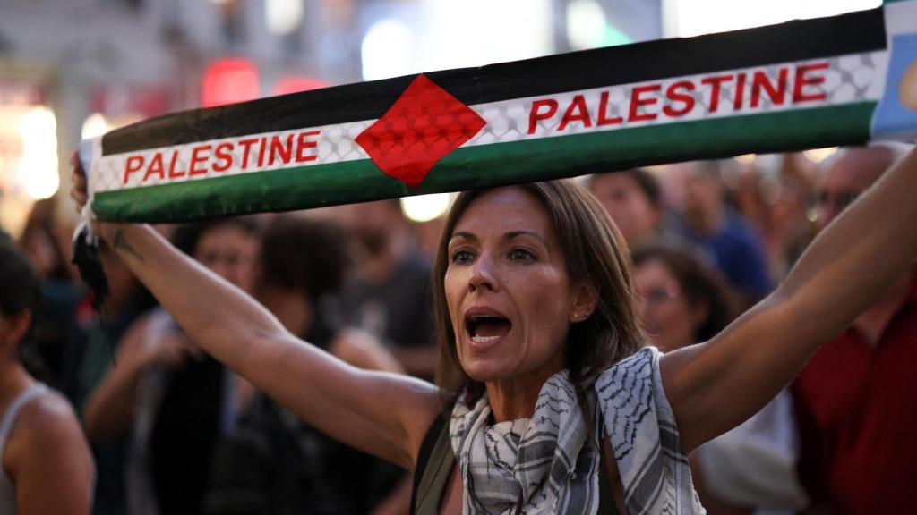 Una manifestante sostiene una bufanda de Palestina durante la protesta de este sábado en Madrid.