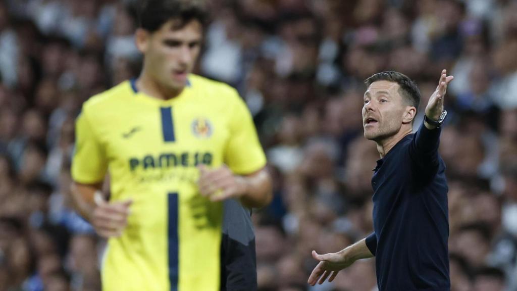 Xabi Alonso dando instrucciones durante el Real Madrid - Villarreal