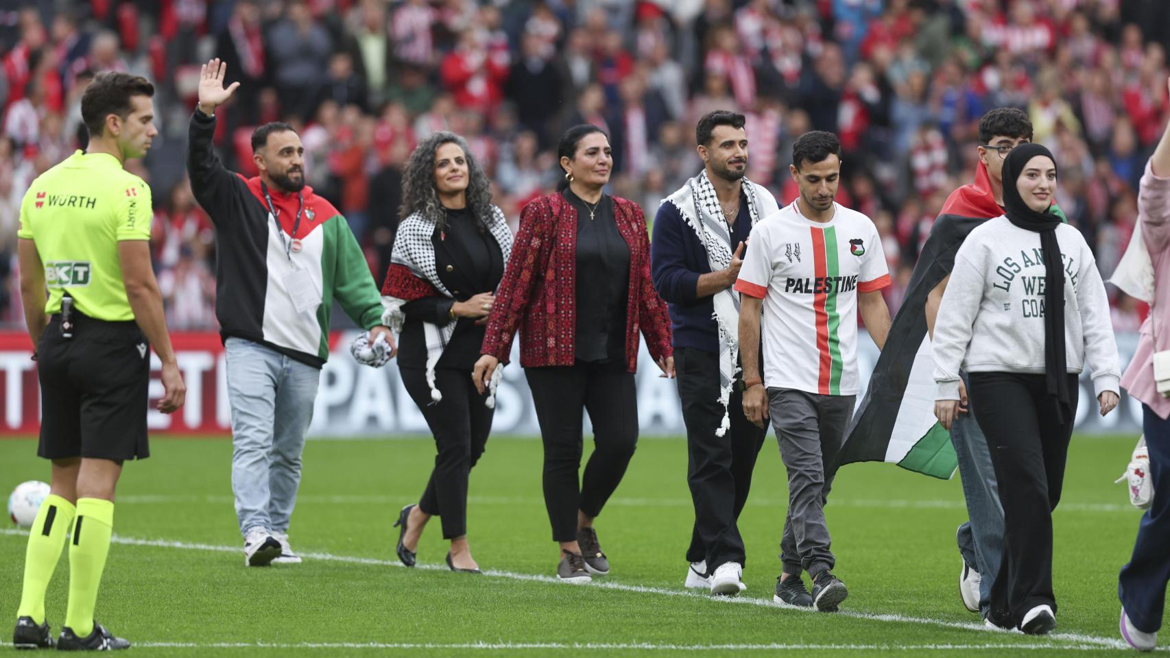 Un grupo de personas palestinas, al inicio del partido de la jornada 8 entre el Athletic Club y el Mallorca.