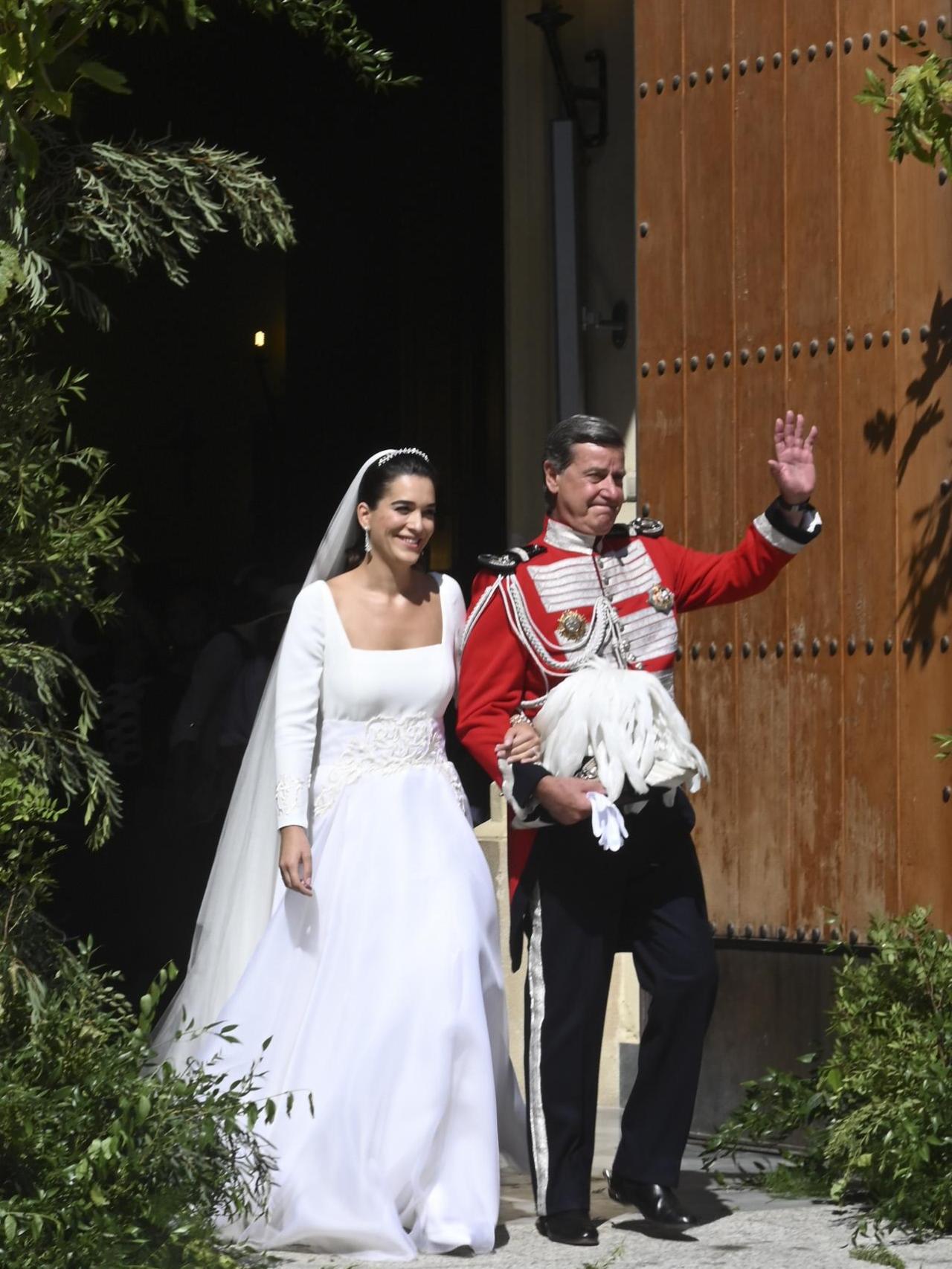 La novia ha lucido un vestido de Navascués. El novio, el uniforme de maestrante de la Real Maestranza de Caballería de Sevilla.
