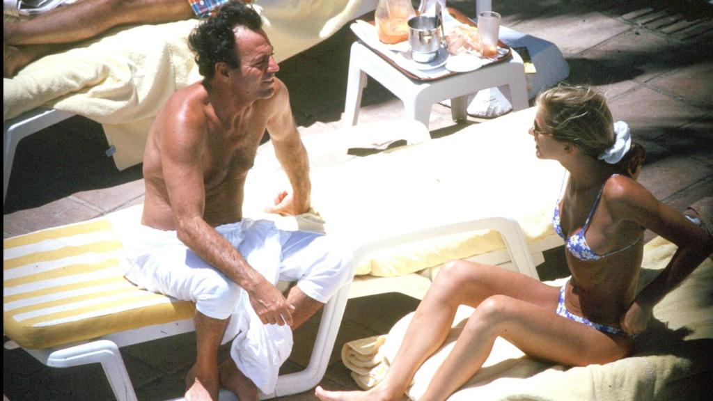 Julio Iglesias y Miranda Rijnsburger, en unas vacaciones en 1996.