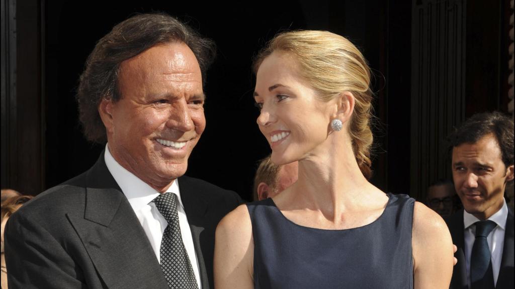 Julio Iglesias y Miranda Rijnsburger, en una boda en Marbella. Año 2008.