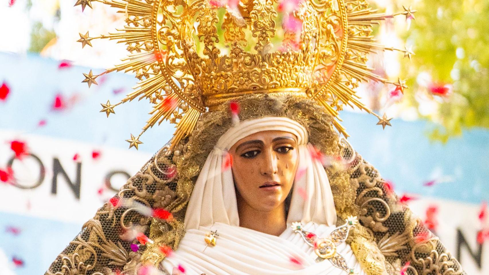 La Esperanza de Triana visita las Tres Mil Viviendas en una jornada marcada por el calor