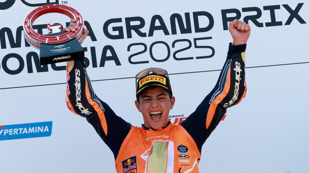 José Antonio Rueda celebra su victoria y el título de Moto3, en el circuito de Mandalika.