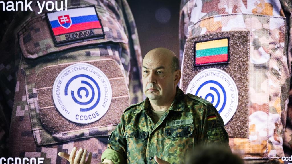 El teniente coronel Christoph Kühn, del ejército alemán y actual jefe de gabinete del CCDCOE, ante la prensa internacional.