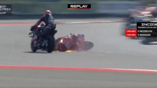 Marc Márquez, en el suelo tras un accidente con Bezzechi.