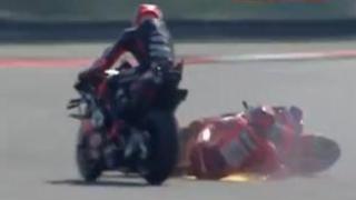 Marc Márquez, en el suelo tras un accidente con Bezzechi.