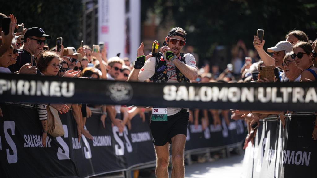 Jonathan Albon  cruza la línea de meta como ganador de la Salomon Ultra Pirineu 100K