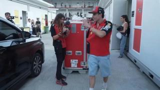 Marc Márquez, con el brazo derecho en cabestrillo, en el circuito de Mandalika.