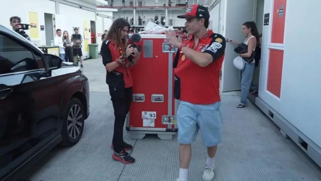 Marc Márquez, con el brazo derecho en cabestrillo, en el circuito de Mandalika.