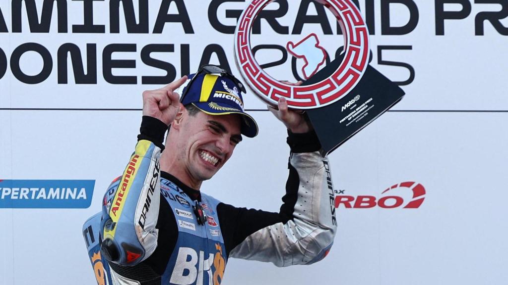 Fermín Aldeguer levanta el trofeo tras ganar el GP de Indonesia.