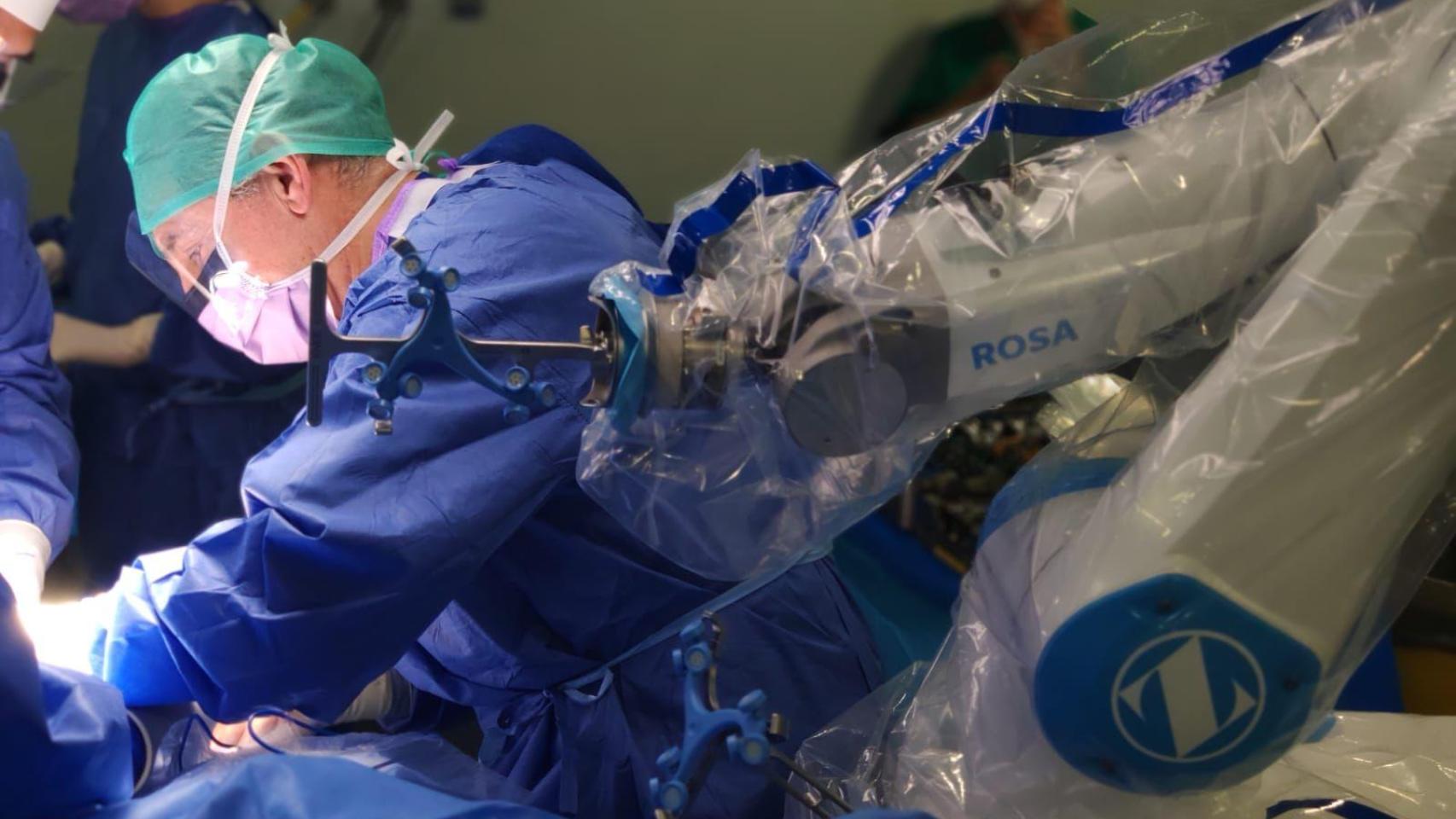Un sanitario realizando una operación quirúrgica de la cadera con ROSA