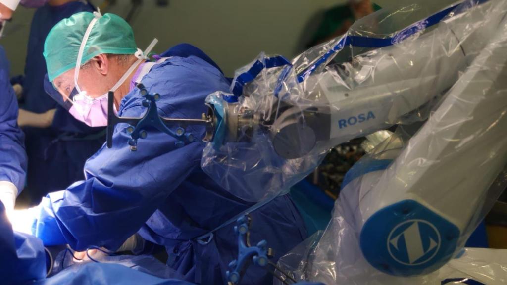 Un sanitario realizando una operación quirúrgica de la cadera con ROSA