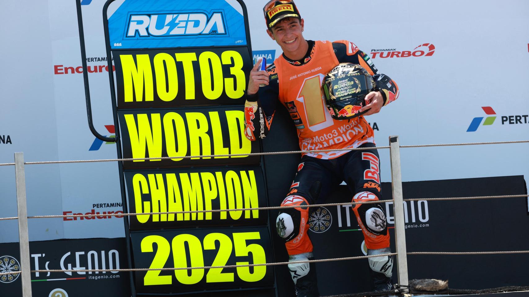 José Antonio Rueda celebra su victoria en el Mundial de Moto3.