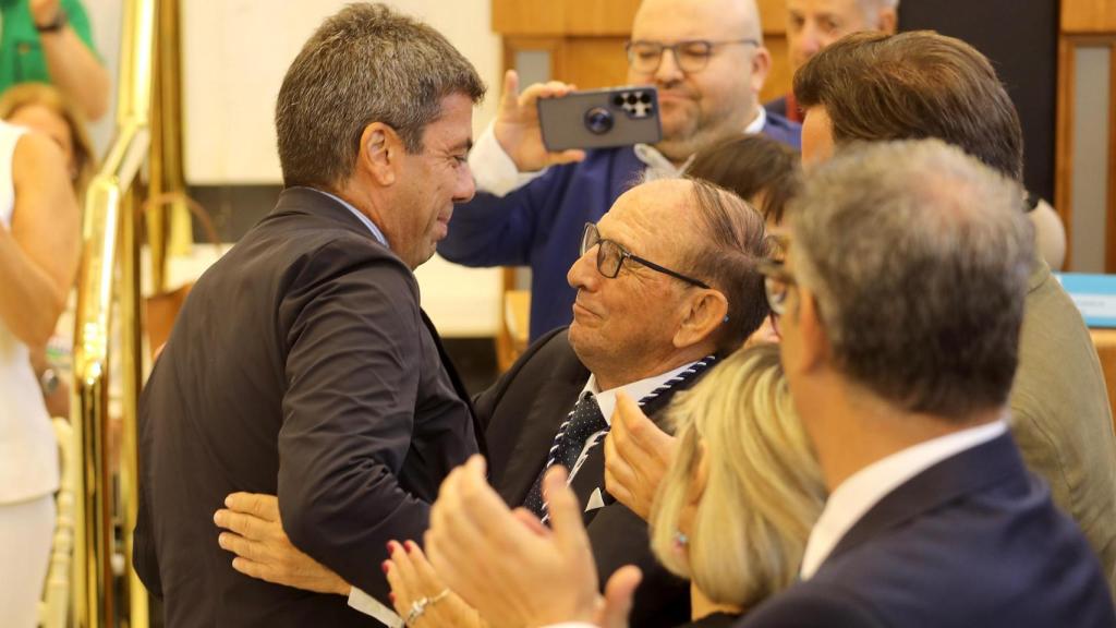 El presidente Carlos Mazón y el nuevo 'Alicantino de Adopción', Ángel Urbina.