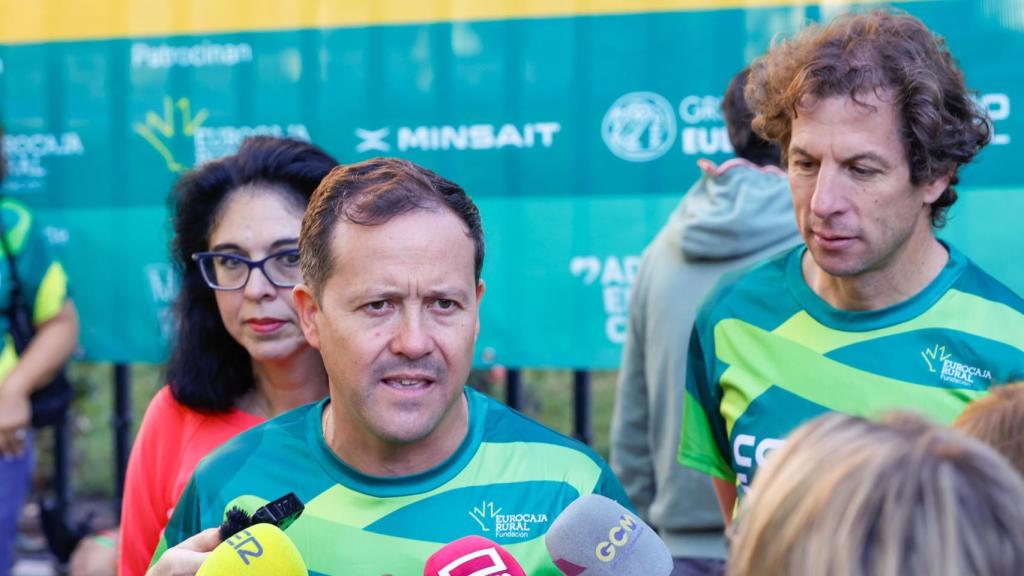El alcalde de Toledo, Carlos Velázquez, en la Carrera Solidaria contra la ELA de este domingo.