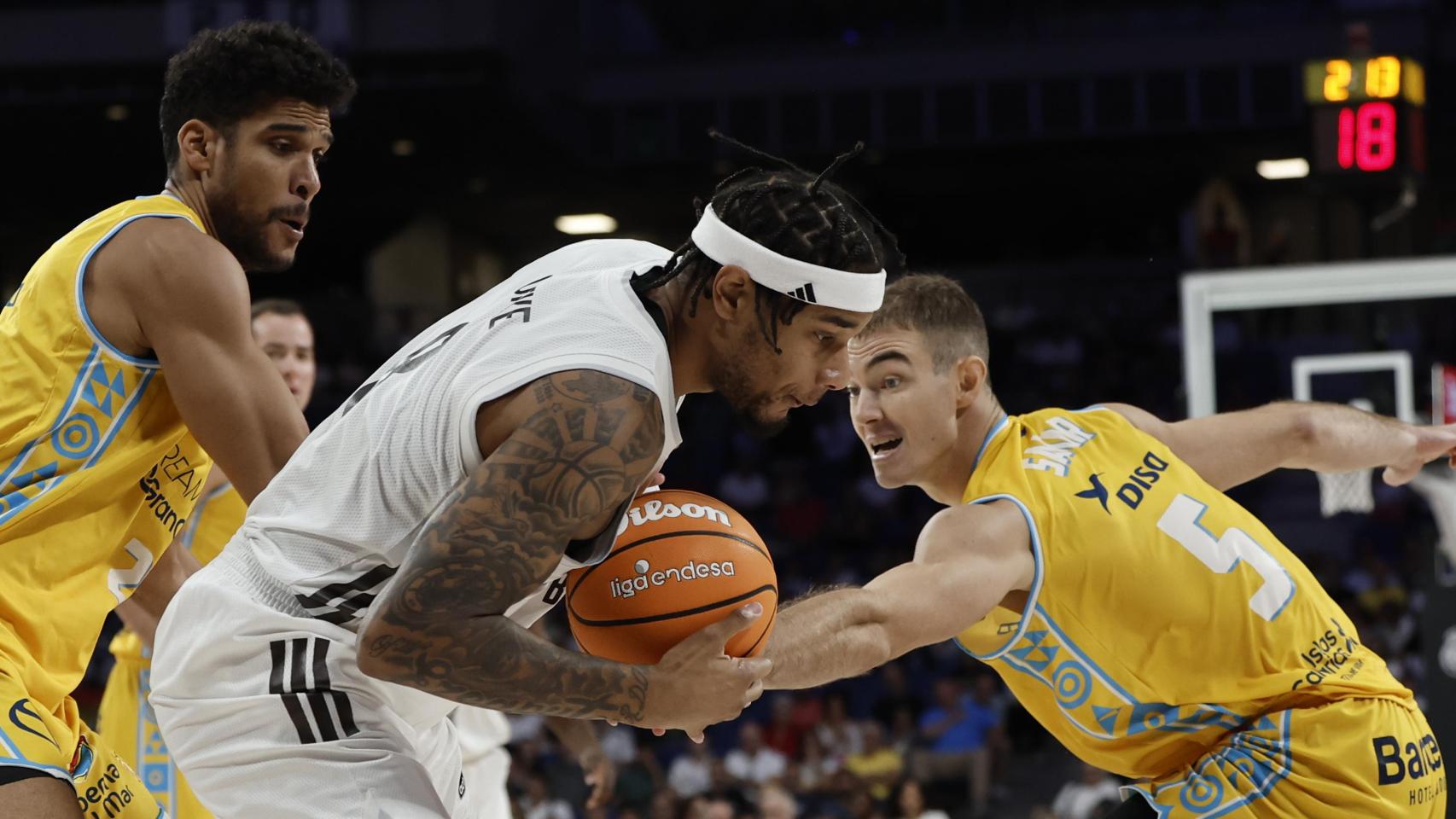 Okeke trata de mantener el balón ante Ziga Samar.