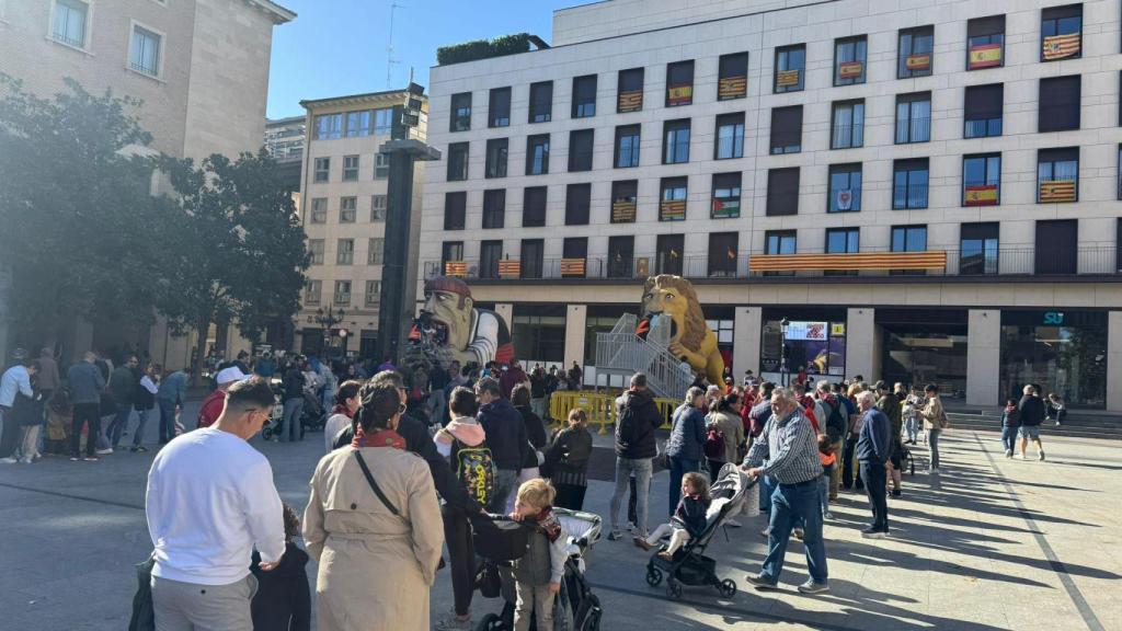 El Tragachicos y el nuevo León Gargantón en la plaza del Pilar.