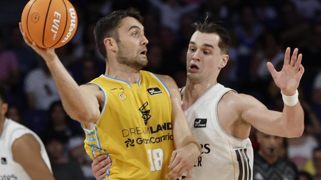 Mike Tobey, presionado por Mario Hezonja.