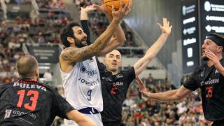 Los jugadores del Granada rodean a Ricky Rubio durante el partido.