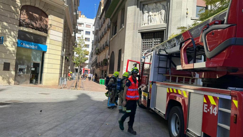 Un camión de bomberos en el centro de Zaragoza.